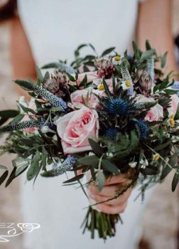 Ramo de novia de rosas de jardín