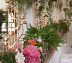 Decoración de verdes, flores y velas