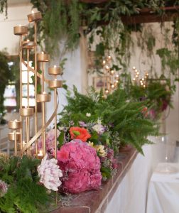 Decoración de verdes, flores y velas