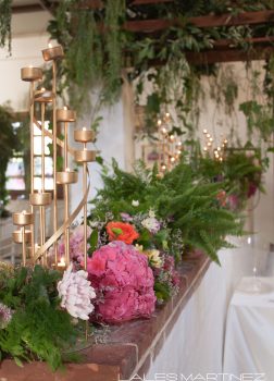 Decoración de verdes, flores y velas