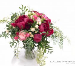 RAMO DE NOVIA DE PEONIAS ROJAS Y ROSAS