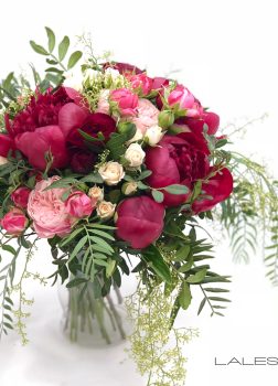 RAMO DE NOVIA DE PEONIAS ROJAS Y ROSAS