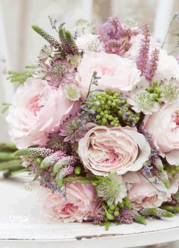 RAMO NOVIA ROSAS DE JARDÍN