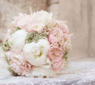 RAMO NOVIA DE PEONIAS Y ROSAS DE JARDIN