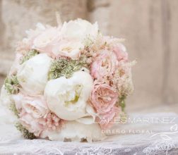 RAMO NOVIA DE PEONIAS Y ROSAS DE JARDIN