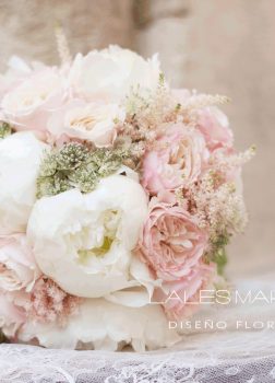 RAMO NOVIA DE PEONIAS Y ROSAS DE JARDIN