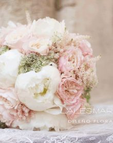 RAMO NOVIA DE PEONIAS Y ROSAS DE JARDIN