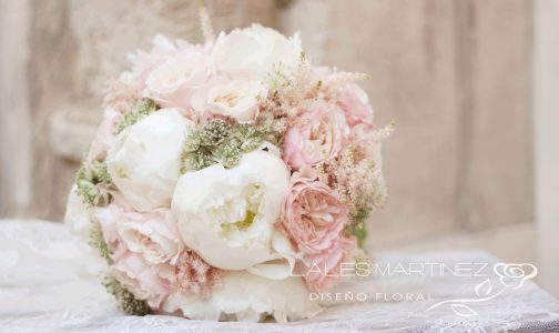 RAMO NOVIA DE PEONIAS Y ROSAS DE JARDIN