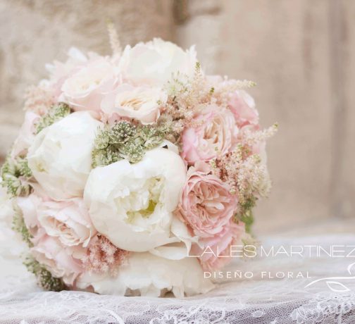 RAMO NOVIA DE PEONIAS Y ROSAS DE JARDIN