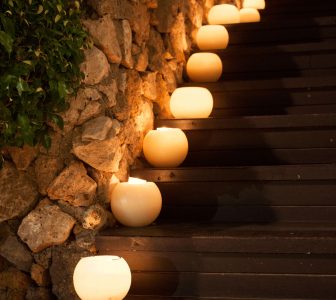 Escaleras decoradas con velas