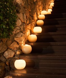 Escaleras decoradas con velas