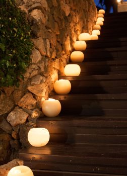 Escaleras decoradas con velas