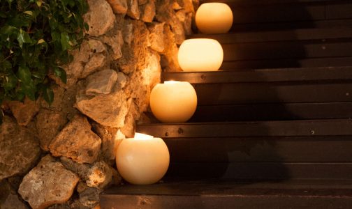 Escaleras decoradas con velas