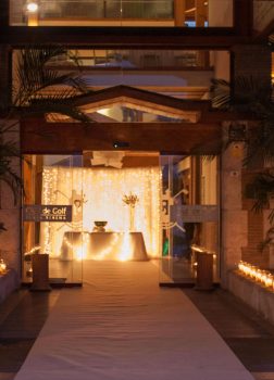 Recepción de invitados con velas.