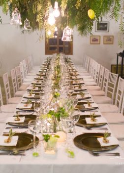 Mesa de invitados con decoración en alto