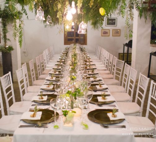 Mesa de invitados con decoración en alto